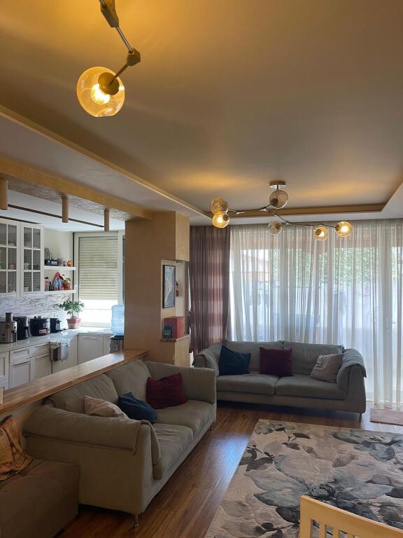 Shitet super apartament 3+1+2+verande+garazhd tek Pavaroti, kopshti Botanik