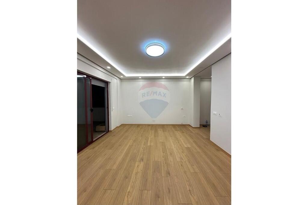 2+1+2 apartment with garage near Partizani Gymnasium!