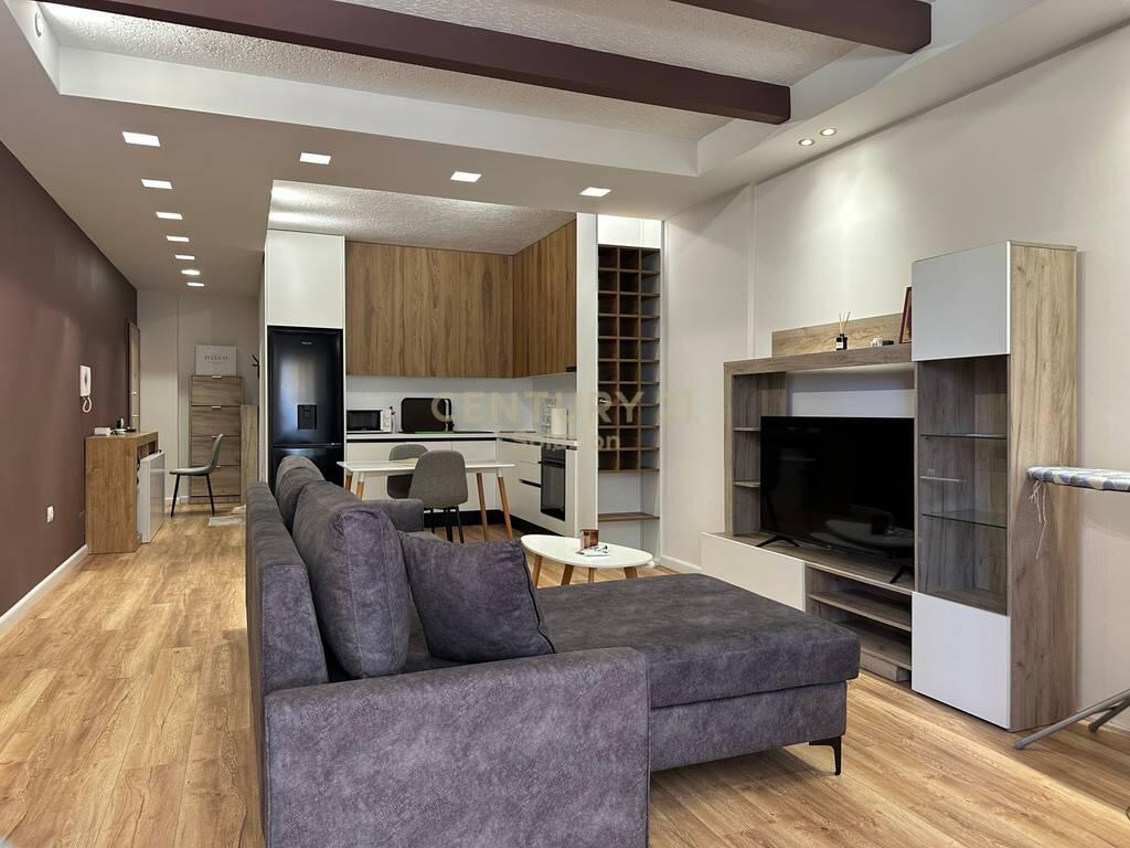 Tirana, in vendita appartamento 1+1 Piano 3, 80 m²