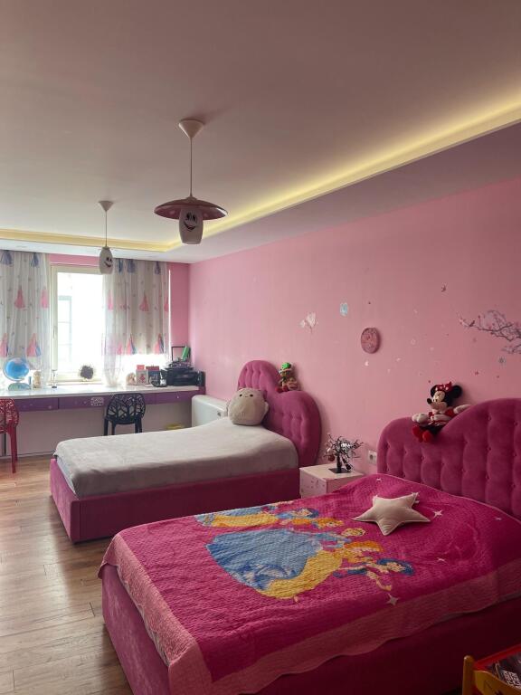 Shitet super apartament 3+1+2+verande+garazhd tek Pavaroti, kopshti Botanik
