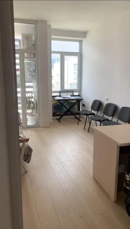 Zyre me qera tek Komuna e Parisit/Kika 2