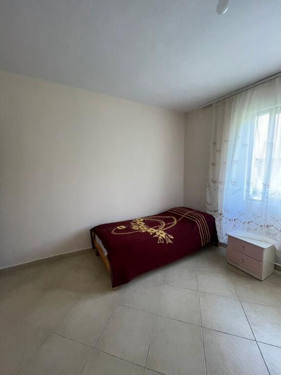 Tiranë, jepet me qera Vile 2+1 Kati 1, 100 m²
