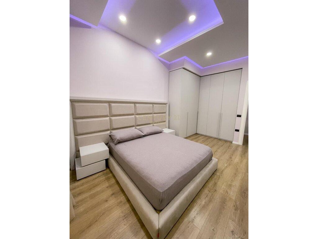 2+1 apartment with parking in Pazari i Ri!