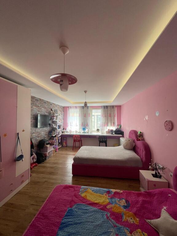 Shitet super apartament 3+1+2+verande+garazhd tek Pavaroti, kopshti Botanik