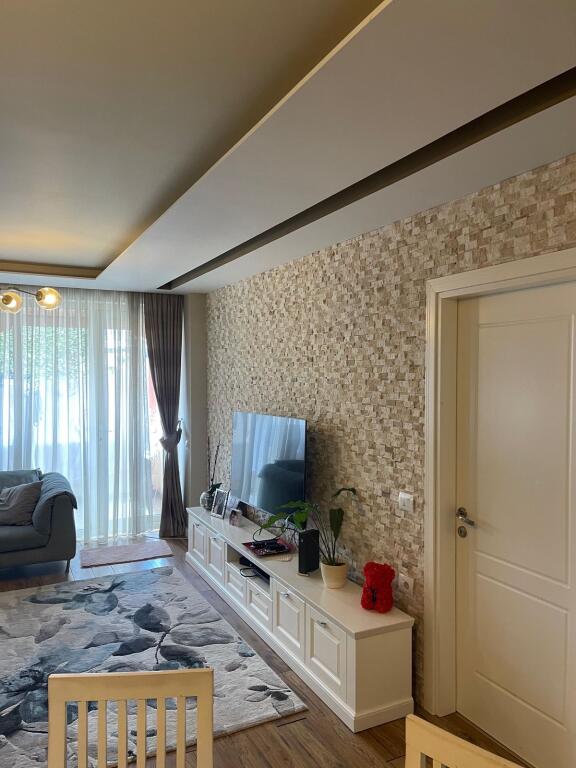 Shitet super apartament 3+1+2+verande+garazhd tek Pavaroti, kopshti Botanik