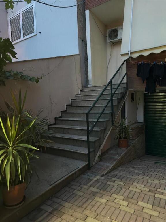 Entrance 2+1+yard with space for 2 cars near Shkolla Kuqe