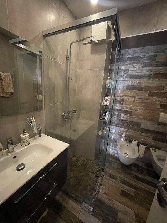Shitet super apartament 3+1+2+verande+garazhd tek Pavaroti, kopshti Botanik