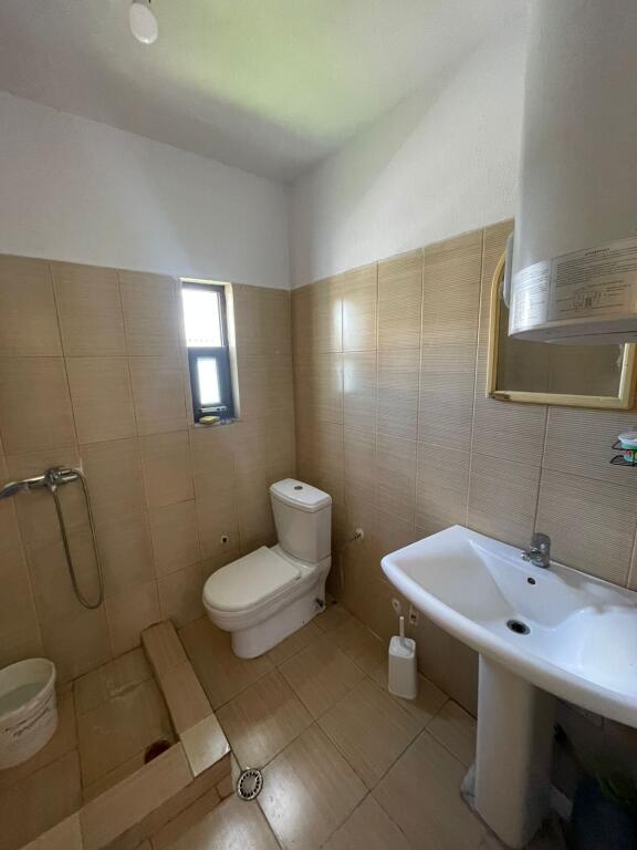 Tiranë, jepet me qera Vile 2+1 Kati 1, 100 m²