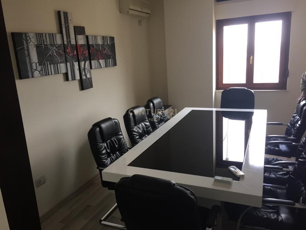 Office for rent in the center at 9-Katëshet!