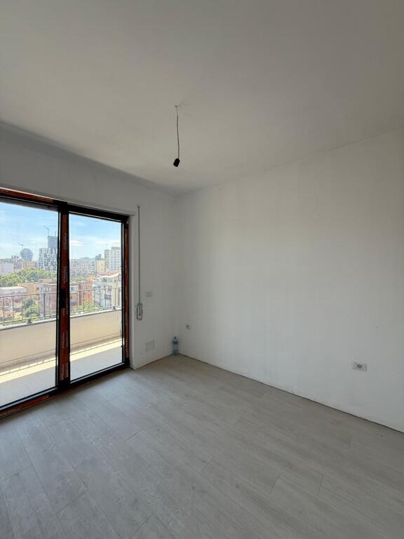 1+1 empty apartment for rent for living or office near the Train Station