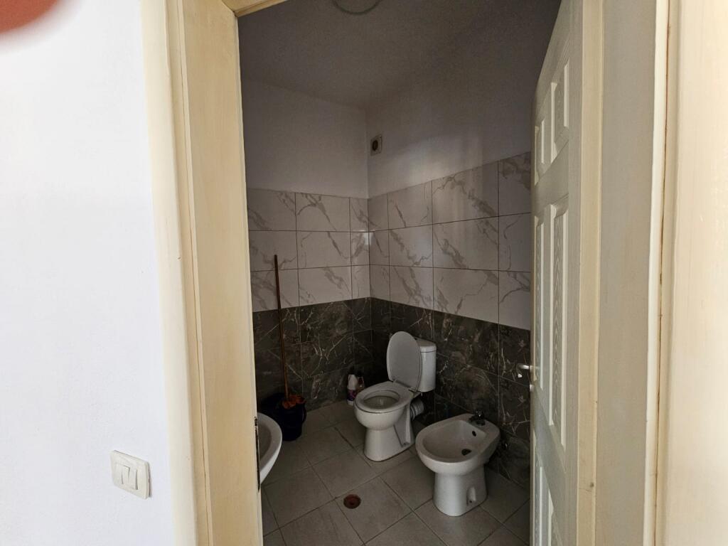 Apartament 2+1 me qira bosh tek Unaza e Re!