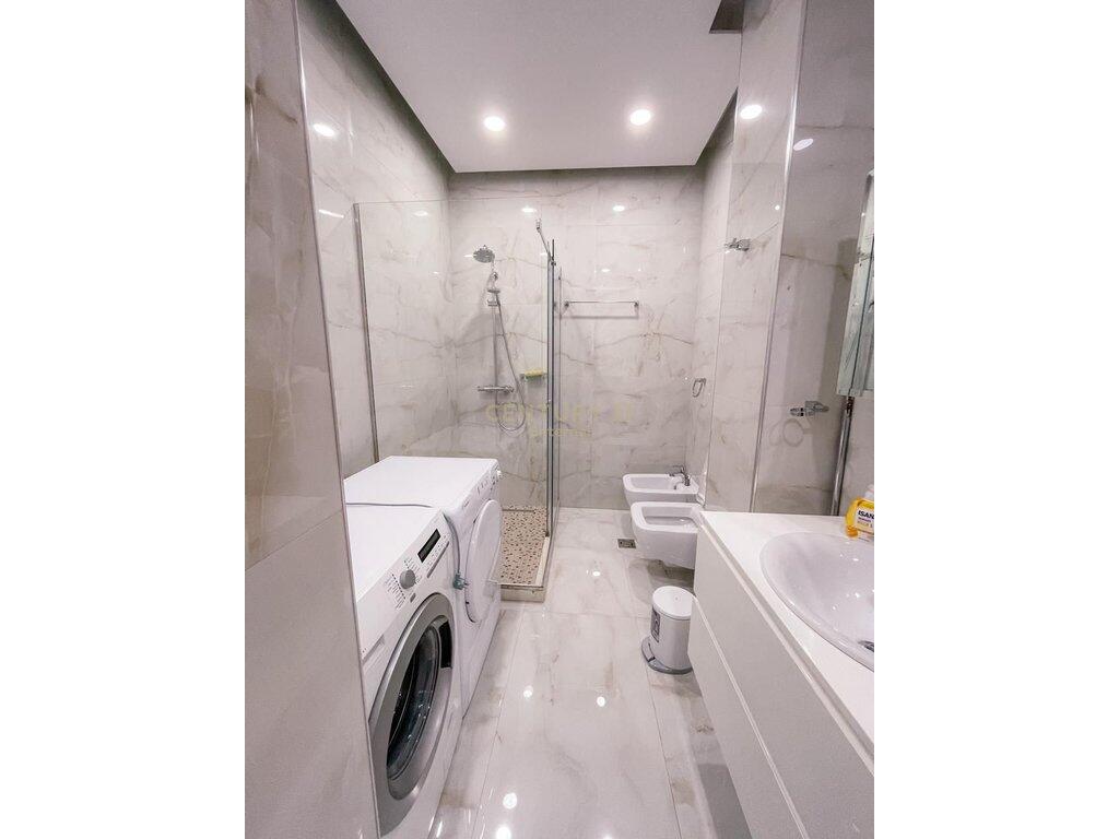 2+1 apartment with parking in Pazari i Ri!
