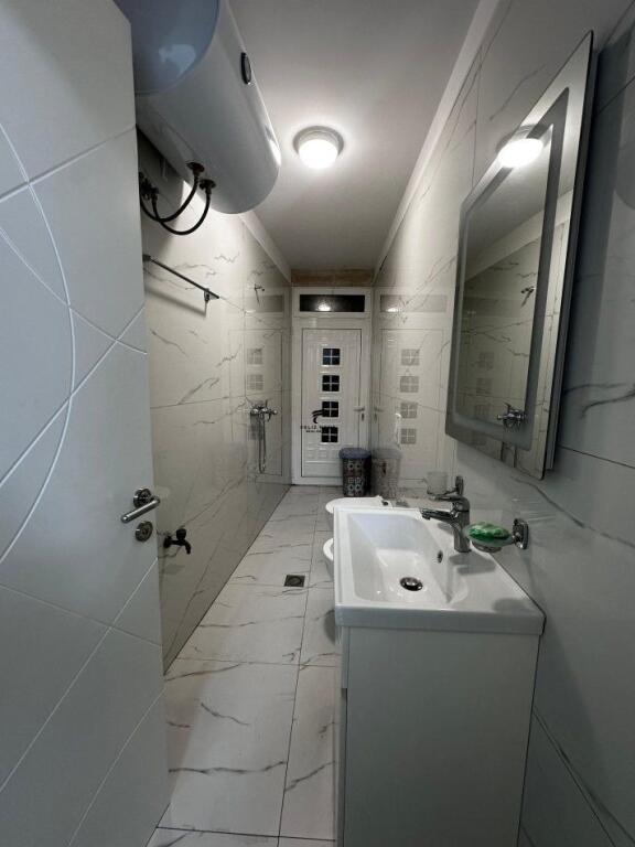 ZYRE ME QERA 230 M2 SELVIA