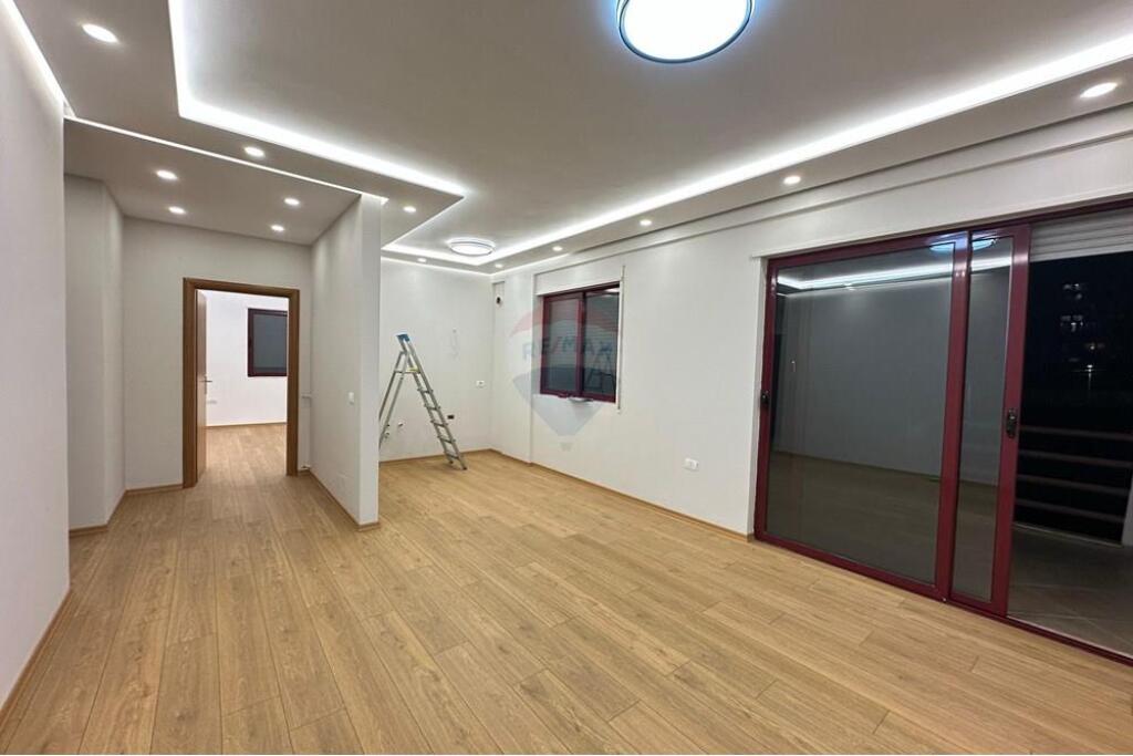 2+1+2 apartment with garage near Partizani Gymnasium!