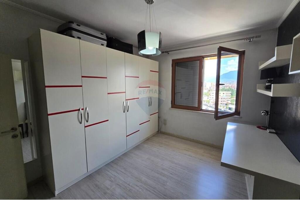 Një apartament 3+1+2 jepet me qira në Astir afër Bar Artistit.