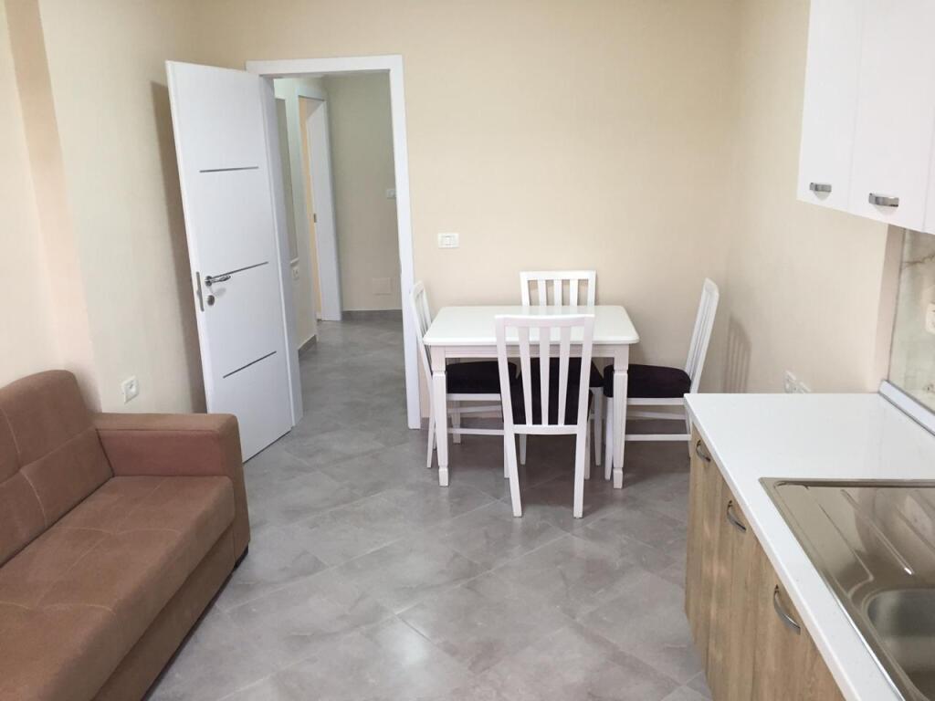 🏢Rr.Ferit Xhajko, përballë Ish Restorant Durresit, jepet me qera apartament 2+1, i mobiluar.