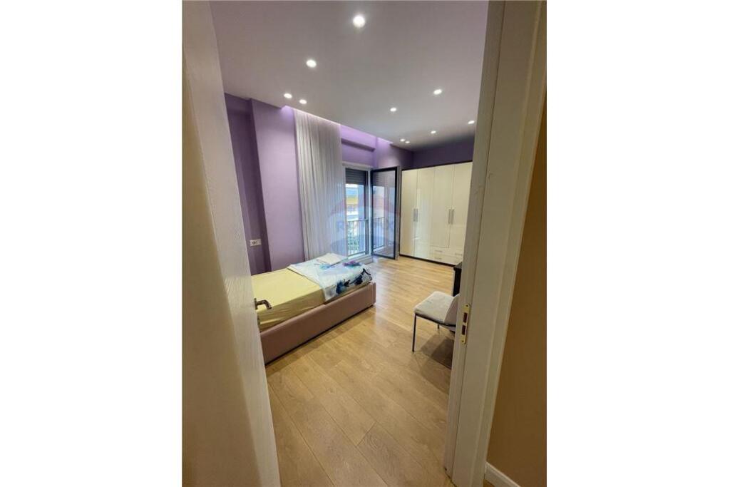 Apartament 2+1 me qera prane Vila Gold