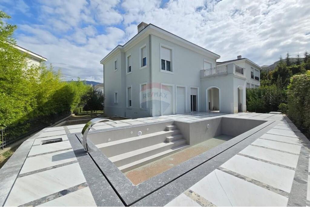 We are selling luxury villas at Rolling Hill!