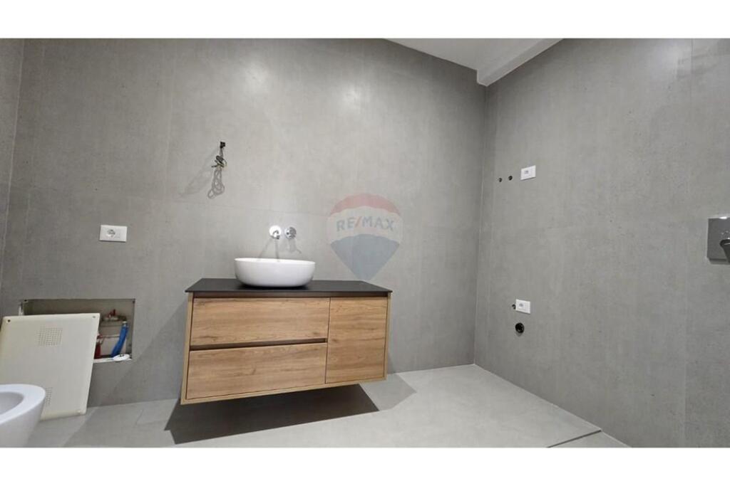Office for Rent at Myslym Shyri!