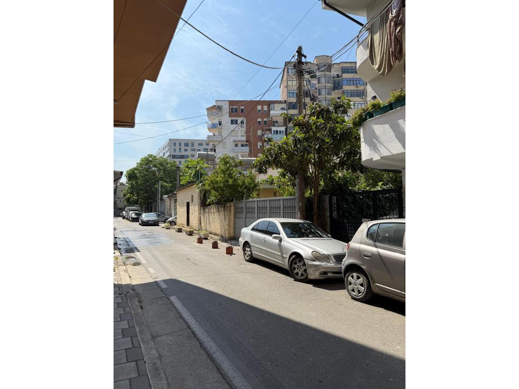 Shitet, Ambient Biznesi, 21 Dhjetori, Tirane.