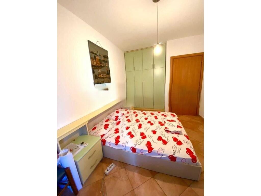Japim me qira apartament 1+1 tek Rruga e Kavajes.