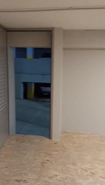 A 50 m2 warehouse is for rent at the food market.