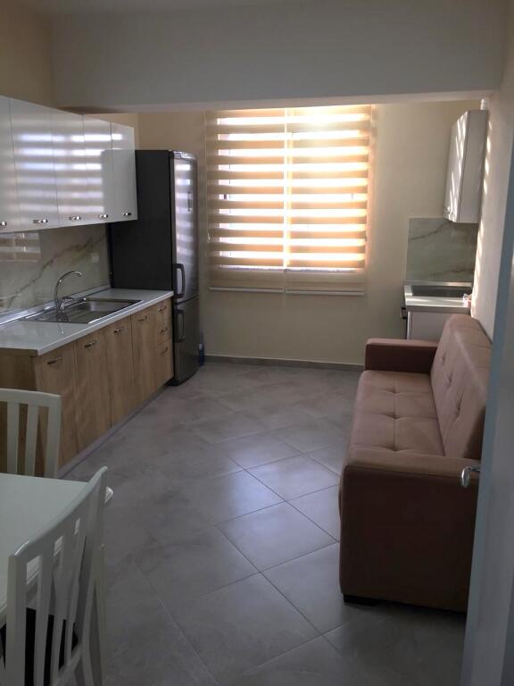 🏢Rr.Ferit Xhajko, përballë Ish Restorant Durresit, jepet me qera apartament 2+1, i mobiluar.