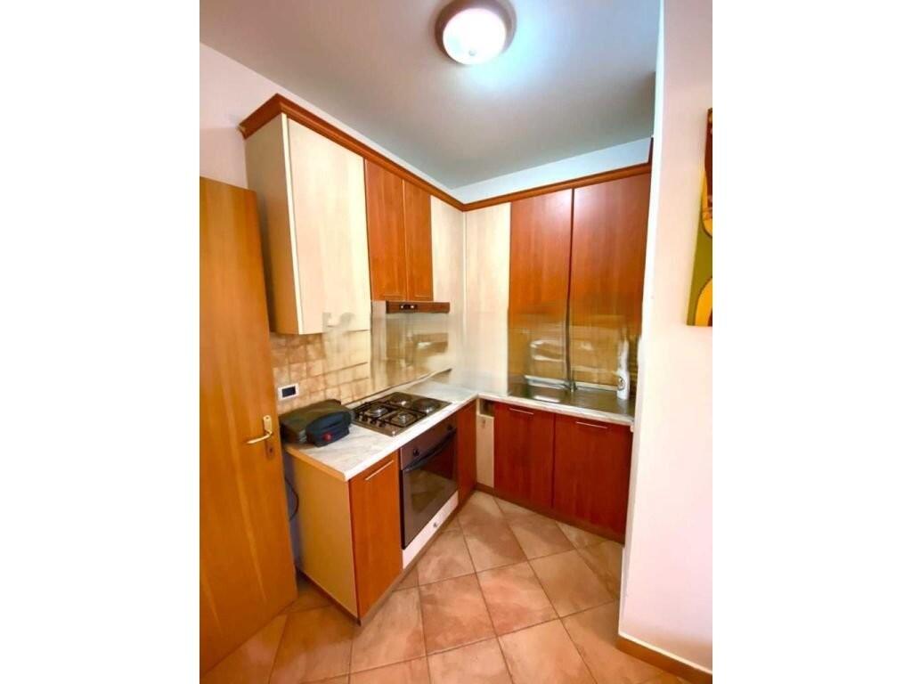 Japim me qira apartament 1+1 tek Rruga e Kavajes.