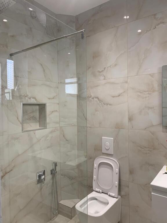 Kryqezimi i 21 Dhjetorit,Rr.Muhamet Gjollesha jepet me qera per zyra,apartament 1+1,Bosh.