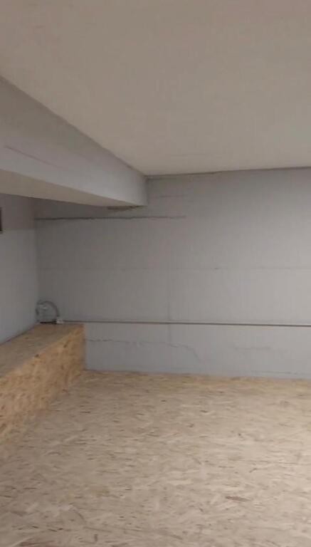 A 50 m2 warehouse is for rent at the food market.
