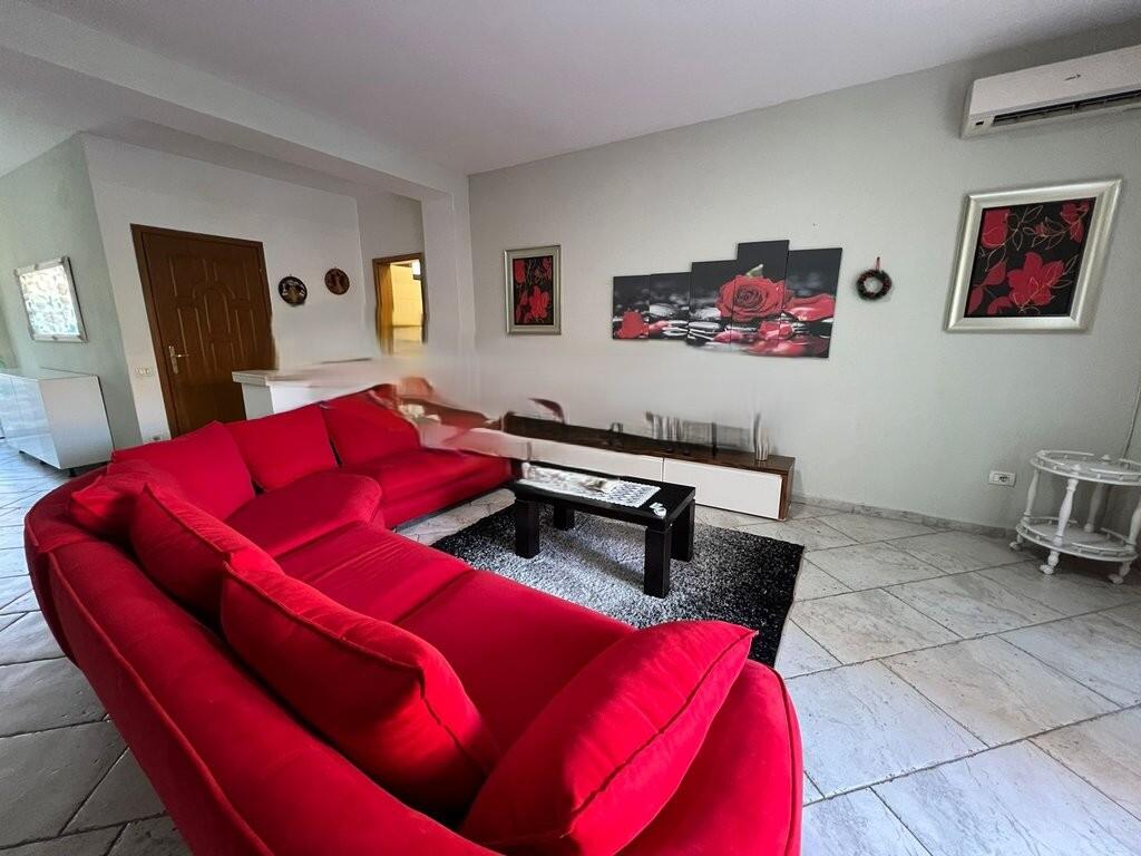 APARTAMENT 2+1+2+POST PARKIMI PER QIRA SHKOLLA E KUQE