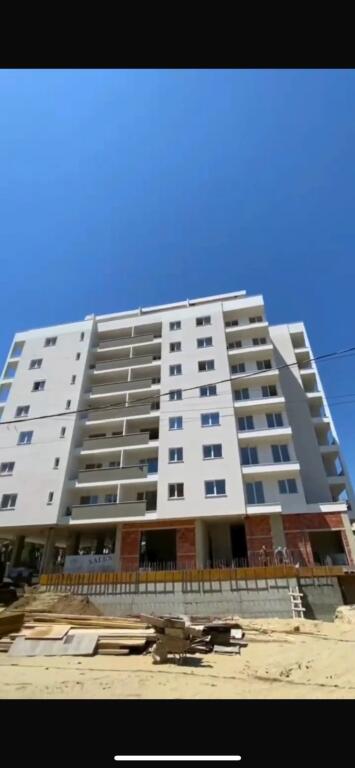 Garsoniere për shitje në Golem - Durrës. Garsoniere e cila gjendet vetëm 200 metra larg detit, disponon dhe një verande.