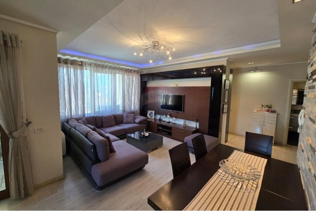 Një apartament 3+1+2 jepet me qira në Astir afër Bar Artistit.