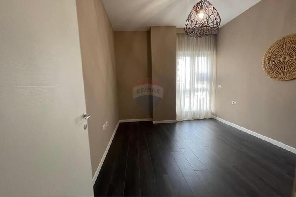 Apartament 1+1 për shitje te Rruga e Barrikadave!