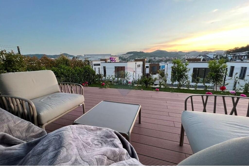 3-STOREY VILLA FOR SALE IN MANDARINE DRIVE
