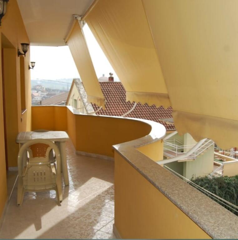 Tiranë, jepet me qera Vile 1+1+Ballkon Kati 2, 70 m² (kodra e priftit)