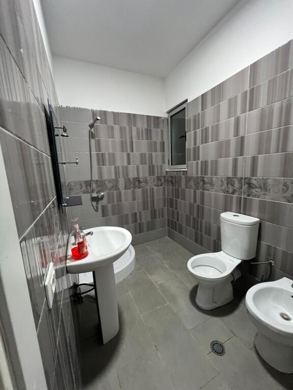 Apartament 2+1 ne Kamez tek Market Bala