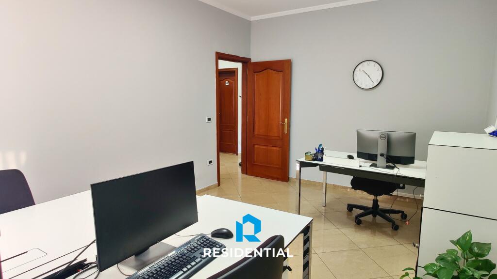 Zyra me shumë dritë dhe lokacion perfekt janë në dispozitë për qira pranë RTSH!