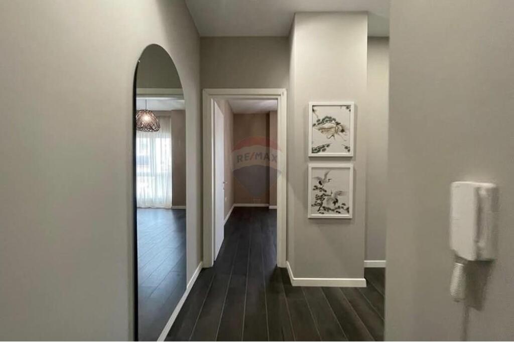 Apartament 1+1 për shitje te Rruga e Barrikadave!