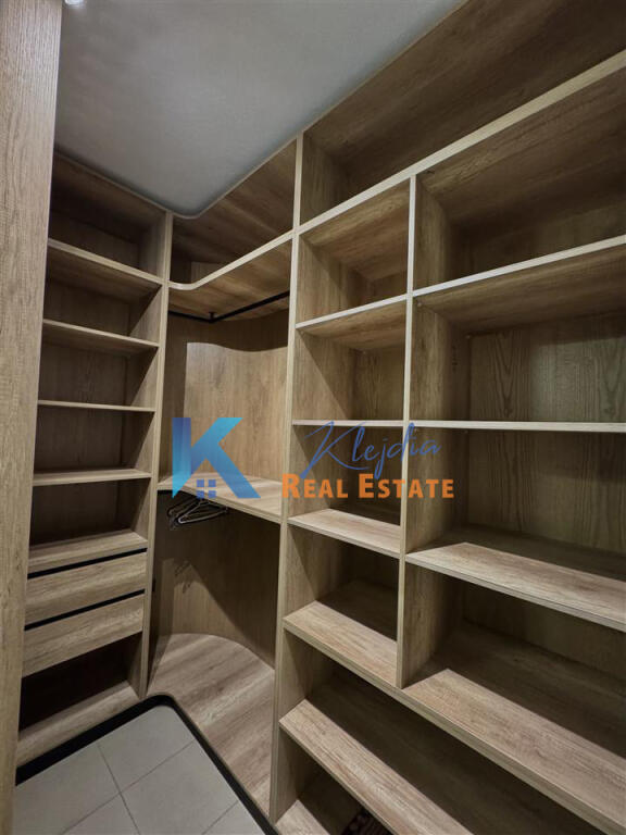 Apartament 1+1 për qira te Rruga Ferit Xhajko