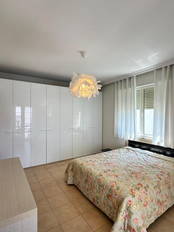For rent 2 + 1 + 2 bathrooms + parking space included near the Zoo!