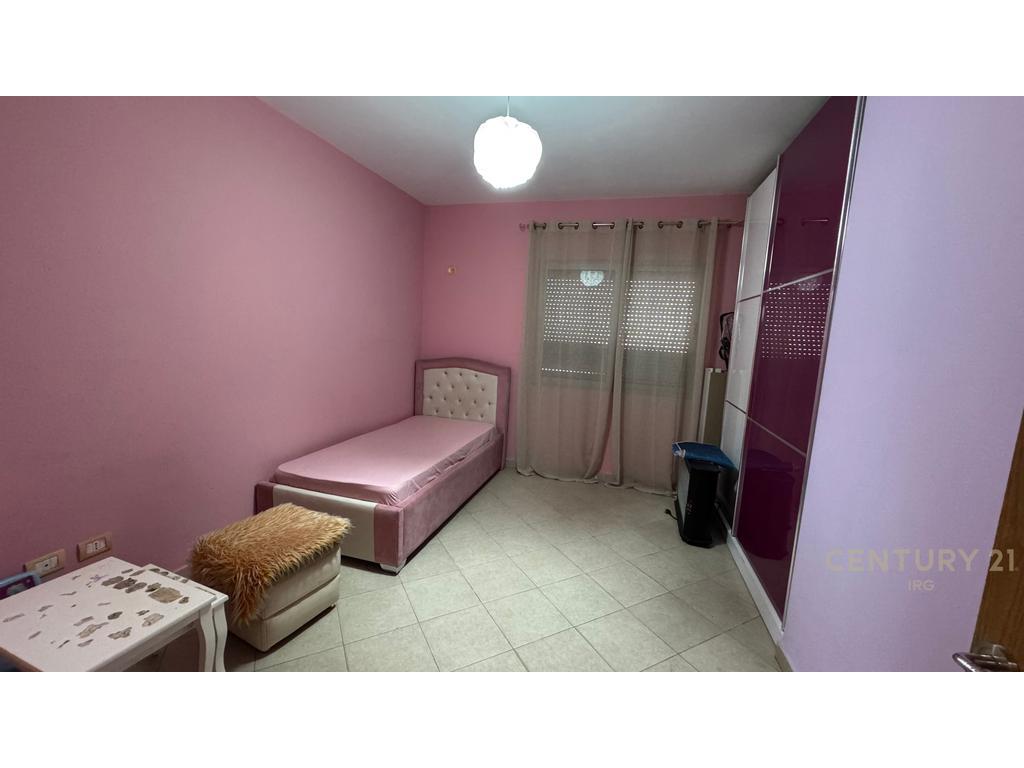 Apartament 2+1+2 me qera ne Astir prane Unazes se Re