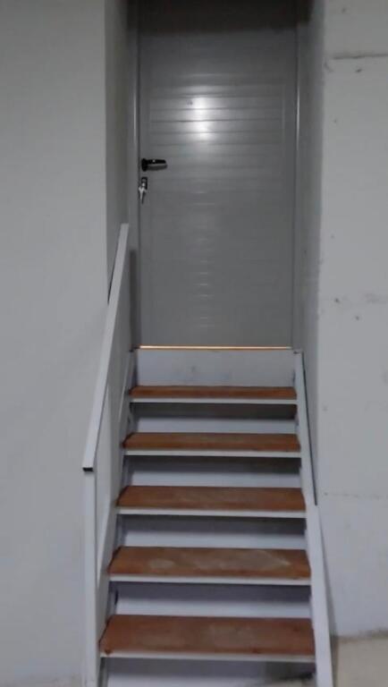 A 50 m2 warehouse is for rent at the food market.