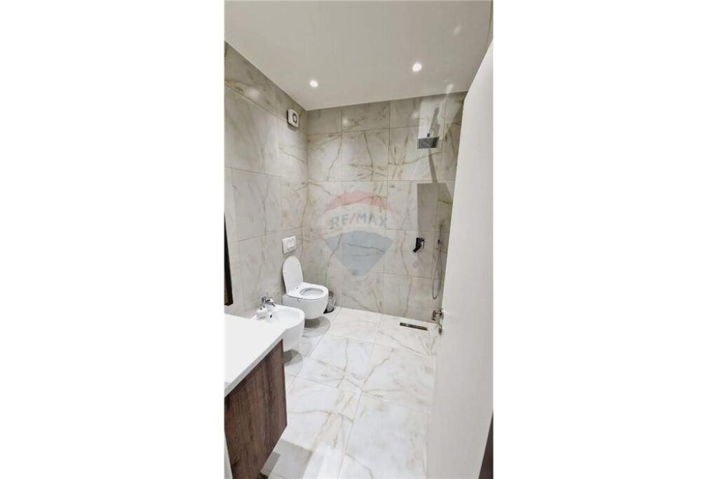 Apartament 2+1 me qera prane Vila Gold