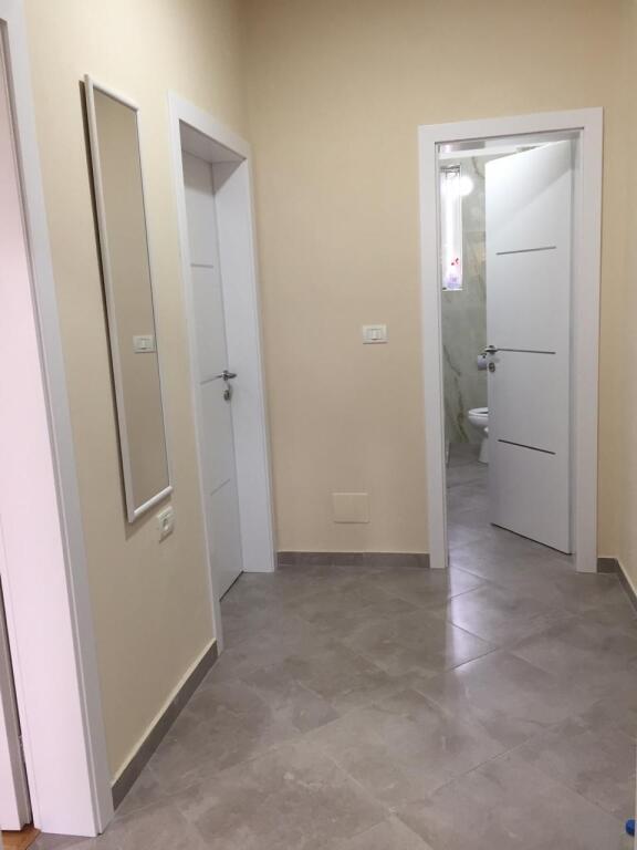 🏢Rr.Ferit Xhajko, përballë Ish Restorant Durresit, jepet me qera apartament 2+1, i mobiluar.