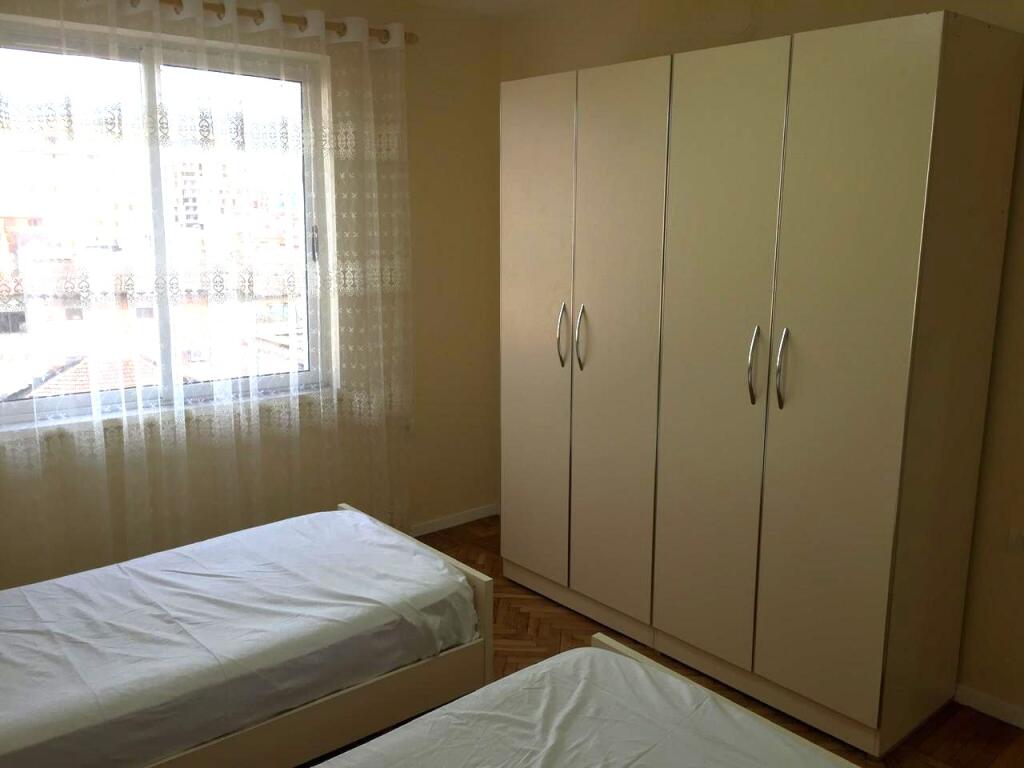 🏢Rr.Ferit Xhajko, përballë Ish Restorant Durresit, jepet me qera apartament 2+1, i mobiluar.