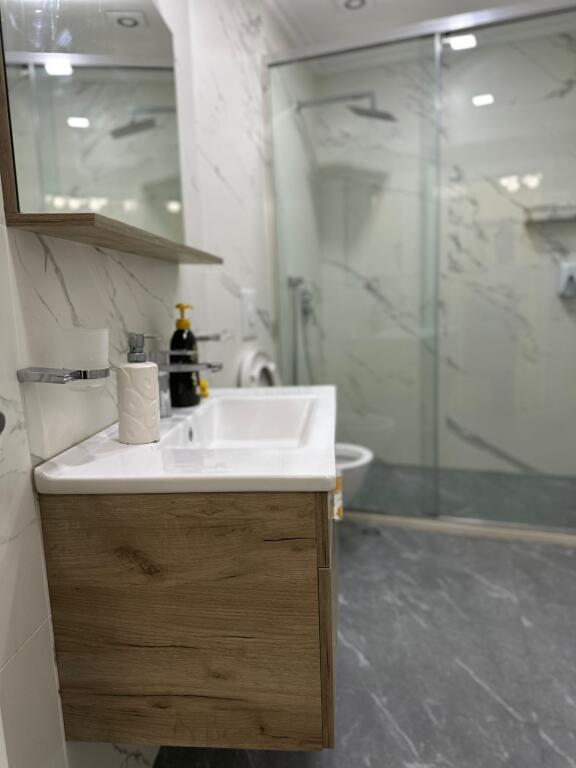 Apartment - For Rent - Center
