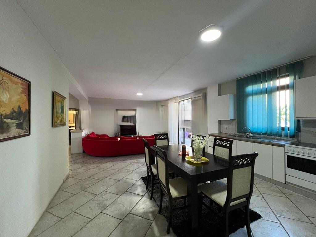 APARTAMENT 2+1+2+POST PARKIMI PER QIRA SHKOLLA E KUQE
