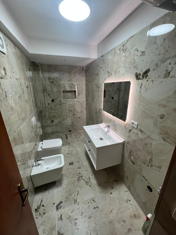 Ufficio in affitto a Bllok (ID BZ298) Tirana