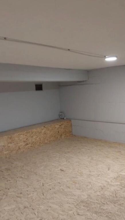 A 50 m2 warehouse is for rent at the food market.